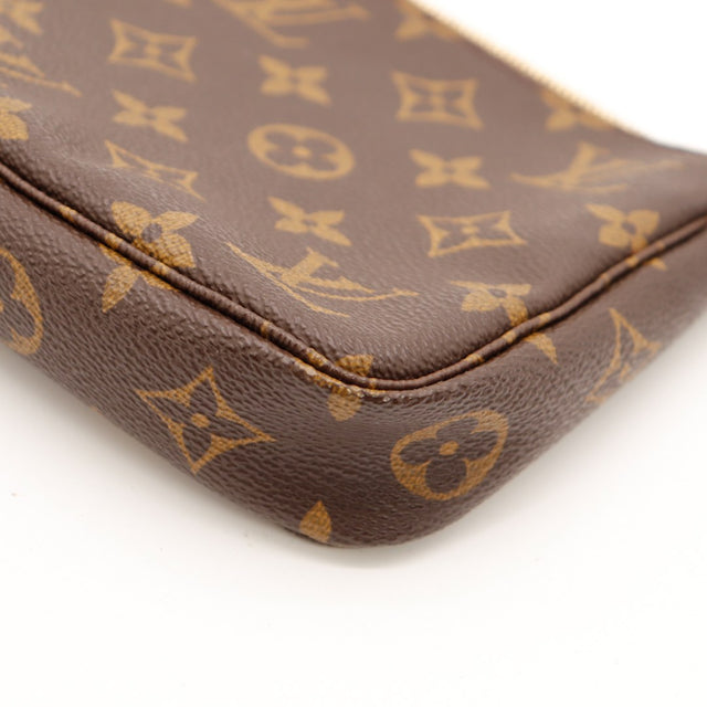 Détail coin inférieur droit Toile Monogram Louis Vuitton Pochette Accessoires — AMANA Vintage