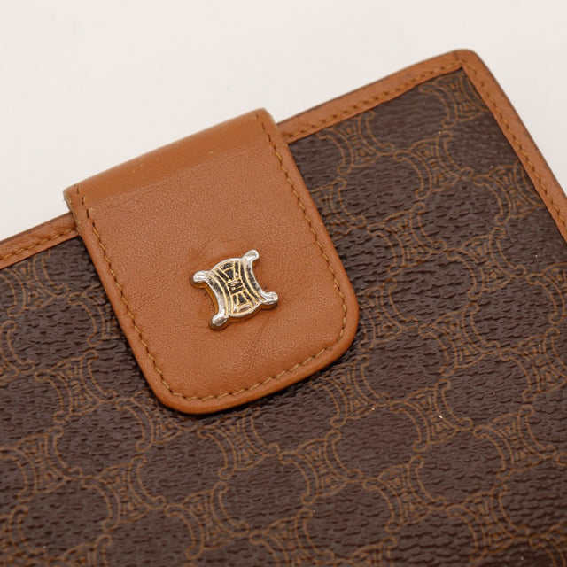 Detail fermoir logo Celine portefeuille Macadam plaquage argent dore — AMANA Vintage