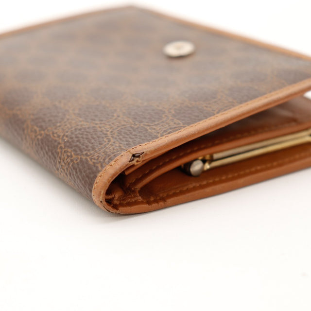 Vue cote portefeuille Celine Macadam bords cuir cognac angles uses — AMANA Vintage
