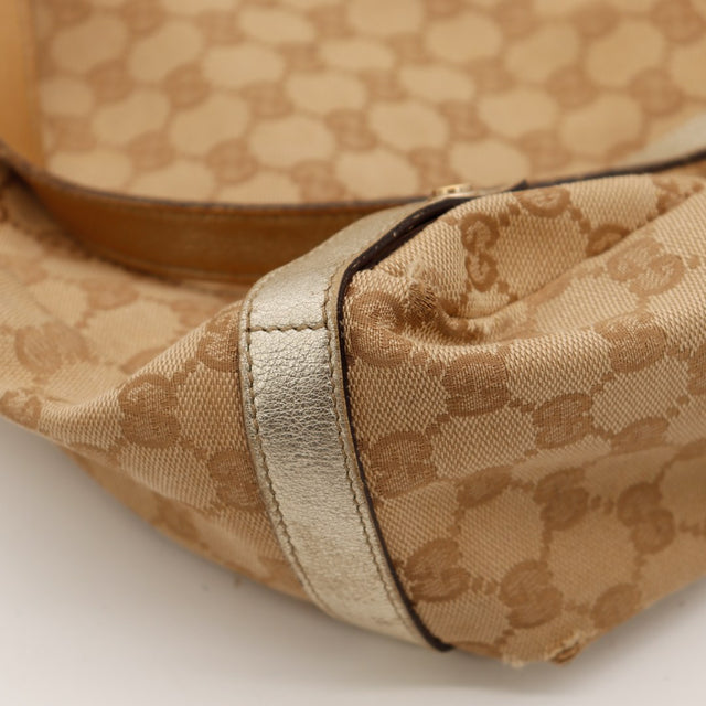Détail coin inférieur Hobo Gucci toile monogrammée cuir doré — AMANA Vintage