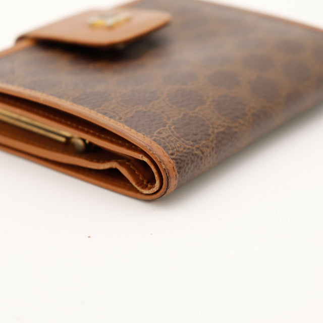 Vue cote portefeuille Celine Macadam fermoir dore bords cuir frotted — AMANA Vintage