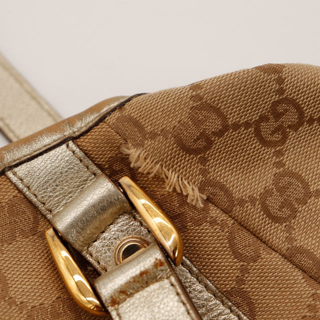 Détail déchirure toile et usure cuir doré Hobo Gucci gros plan — AMANA Vintage