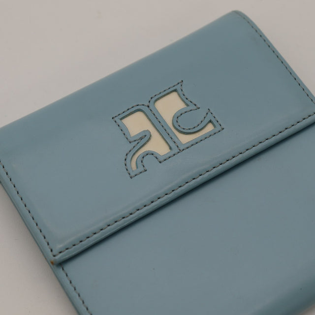 Détail logo AC découpé portefeuille Courrèges cuir bleu — AMANA Vintage