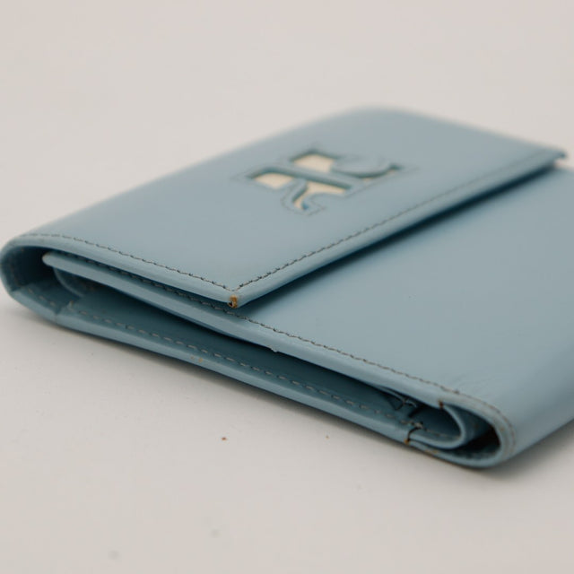 Vue de côté portefeuille Courrèges cuir bleu traces coins — AMANA Vintage