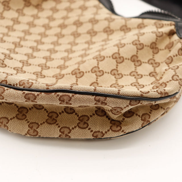 Détail fermoir anneau signature doré Gucci cuir verni noir — AMANA Vintage