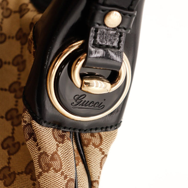 Détail anneau doré signature Gucci Hobo Demi Lune vue rapprochée — AMANA Vintage