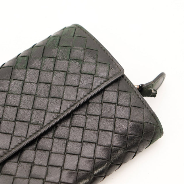 Detail coins et tirette portefeuille Bottega Veneta Intrecciato usure visible — AMANA Vintage