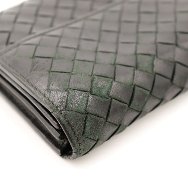 Detail coin inferieur gauche portefeuille Bottega Veneta Intrecciato usure cuir — AMANA Vintage