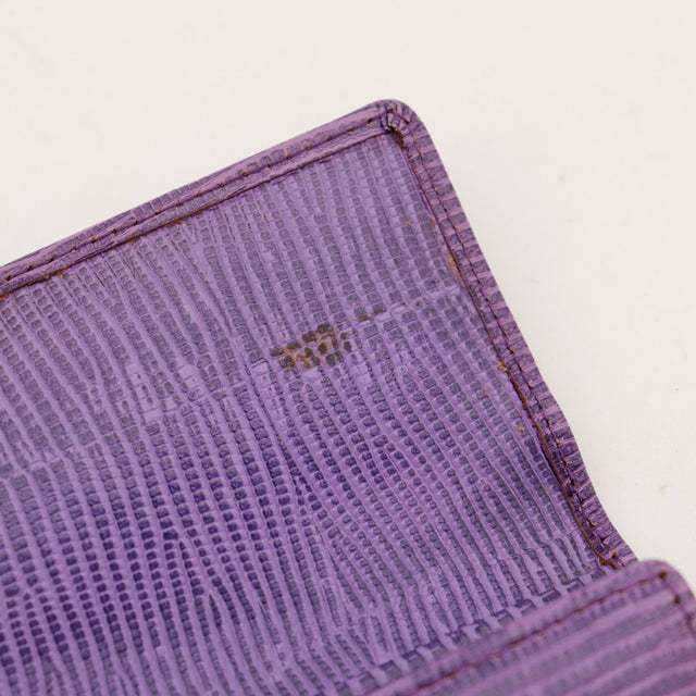 Détail coin portefeuille Courrèges cuir lézard violet — AMANA Vintage