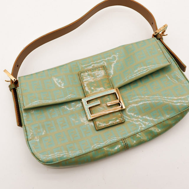 Détail fermoir double FF doré Fendi Baguette Zucchino vert — AMANA Vintage
