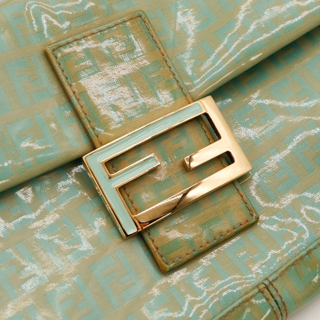 Détail délamination vernis rabat Fendi Baguette Zucchino vert — AMANA Vintage
