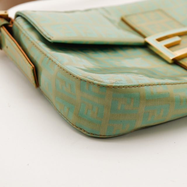 Détail anse et tirette dorée Fendi Baguette Zucchino vert — AMANA Vintage