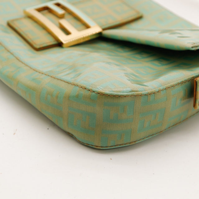 Détail coin inférieur gauche Fendi Baguette Zucchino vert — AMANA Vintage