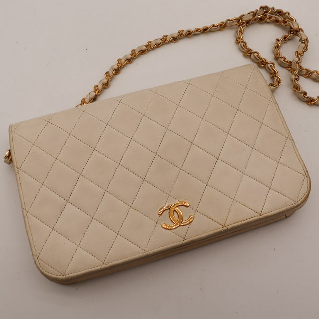 Détail fermoir CC doré Pochette Chanel matelassée cuir agneau beige — AMANA Vintage