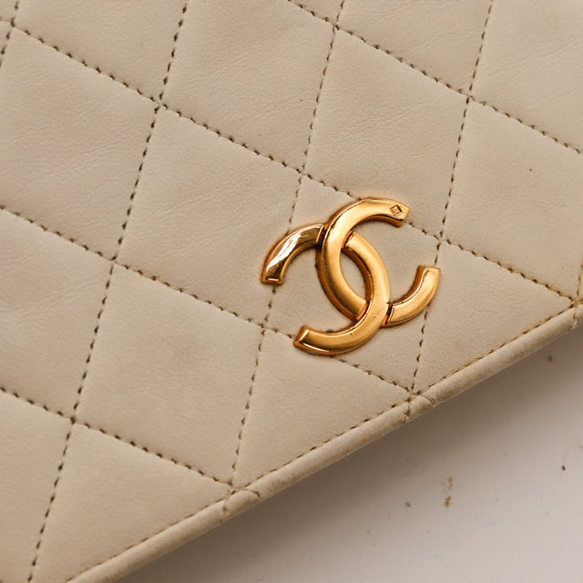 Détail intérieur rabat Pochette Chanel matelassée logo CC cousu — AMANA Vintage