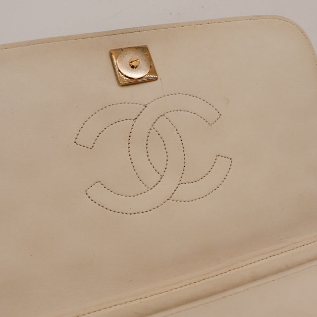 Détail doublure intérieure Chanel Pochette matelassée traces utilisation — AMANA Vintage