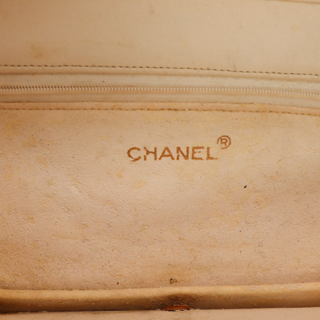 Détail coin inférieur Pochette Chanel matelassée beige frottements usure — AMANA Vintage