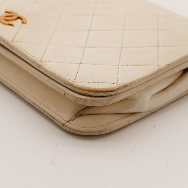 Vue grand format face avant Pochette Chanel matelassée beige chaîne dorée vintage — AMANA Vintage