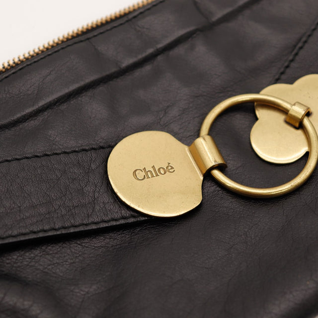 Détail fermoir signature Chloé doré patine d'usage — AMANA Vintage