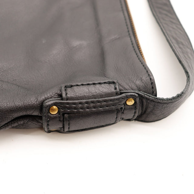 Détail patte de fixation bandoulière Hobo Chloé cuir noir coins inférieurs — AMANA Vintage