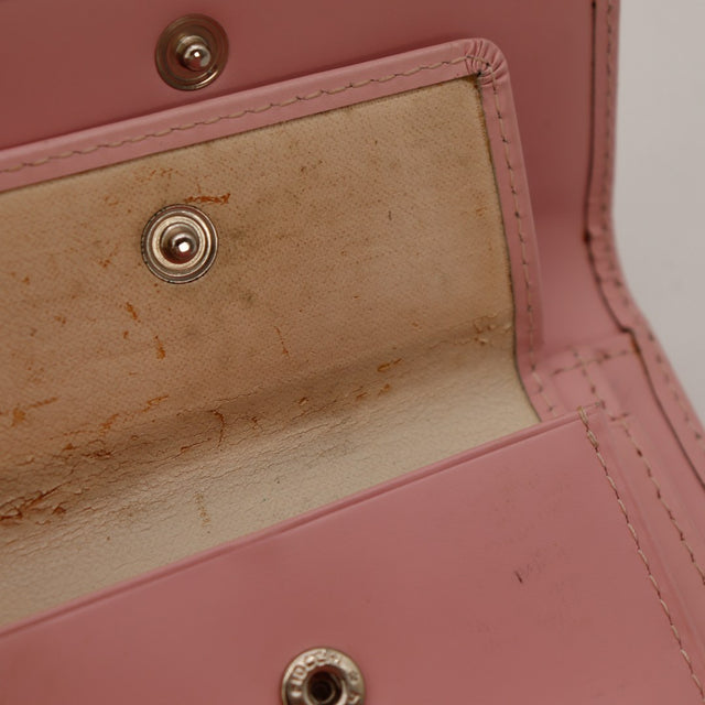 Détail coin portefeuille Courrèges frottements taches cuir rose occasion — AMANA Vintage