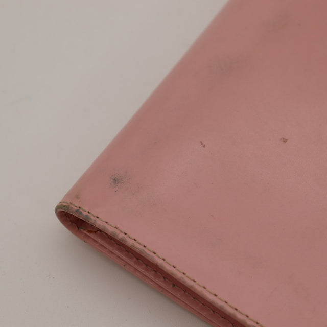 Vue de côté portefeuille Courrèges cuir lisse rose frottements coins occasion — AMANA Vintage