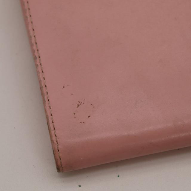 Vue de côté tranche portefeuille Courrèges cuir rose usure coins occasion — AMANA Vintage