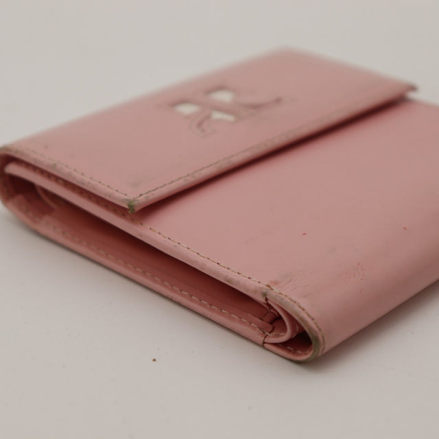 Vue de trois quarts portefeuille Courrèges cuir lisse rose logo RC occasion — AMANA Vintage