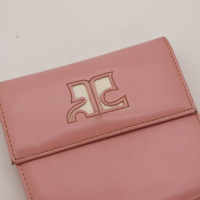 Détail logo RC Courrèges cuir bordeaux taches extérieur — AMANA Vintage