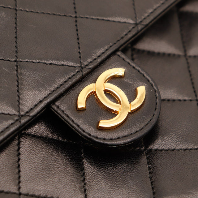 Détail fermoir CC doré Chanel Classique Timeless cuir agneau noir vintage — AMANA Vintage