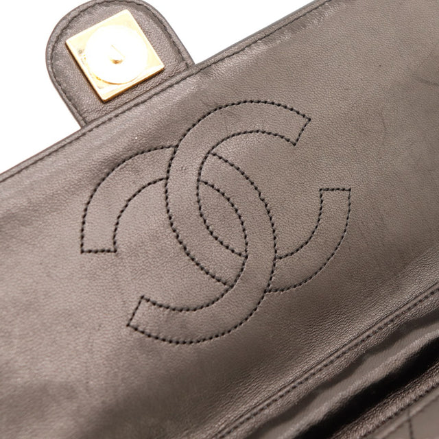 Détail intérieur haut sac Chanel Timeless fermoir doré doublure bordeaux — AMANA Vintage