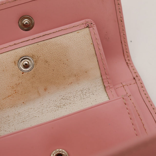 Détail intérieur poche portefeuille Courrèges taches fond clair — AMANA Vintage
