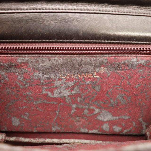 Intérieur doublure bordeaux usée sac Chanel Classique Timeless vintage — AMANA Vintage
