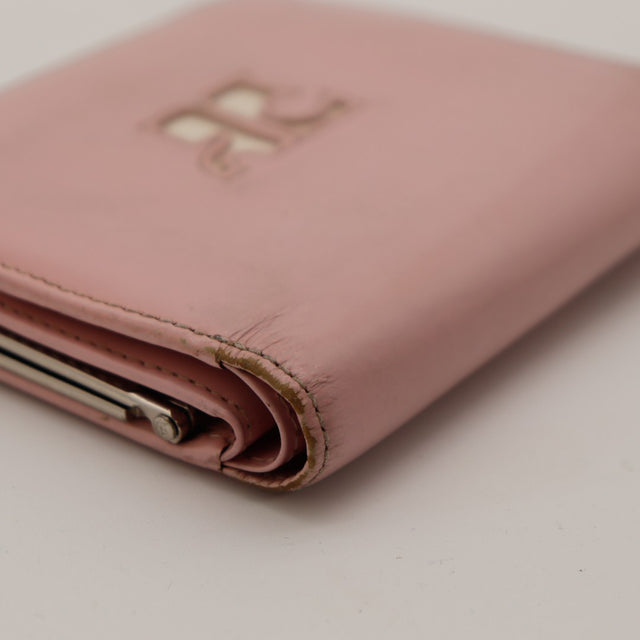 Detail coin portefeuille Courrèges rose frottements visibles — AMANA Vintage