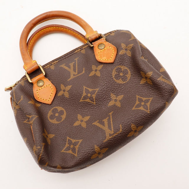 Détail coin et languette vachette patinée Louis Vuitton Speedy Nano — AMANA Vintage