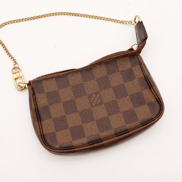 Détail toile Damier Ébène Louis Vuitton Pochette Accessoires gros plan — AMANA Vintage