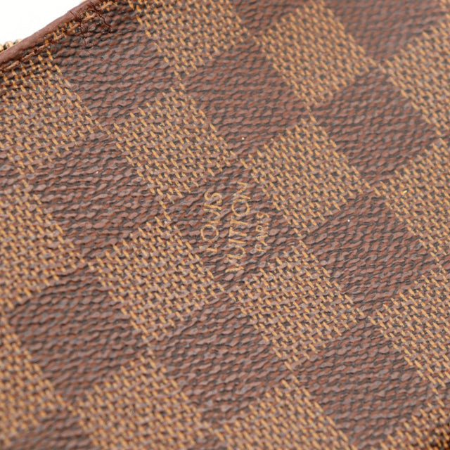 Détail tab en cuir et zip Louis Vuitton Pochette Accessoires Damier Ébène — AMANA Vintage