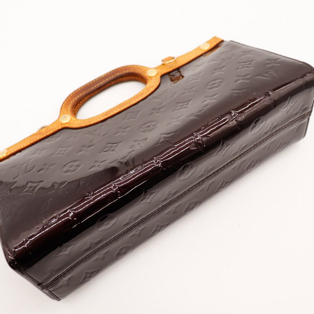 Détail craquelures vernis côté Louis Vuitton Roxbury Drive amarante — AMANA Vintage