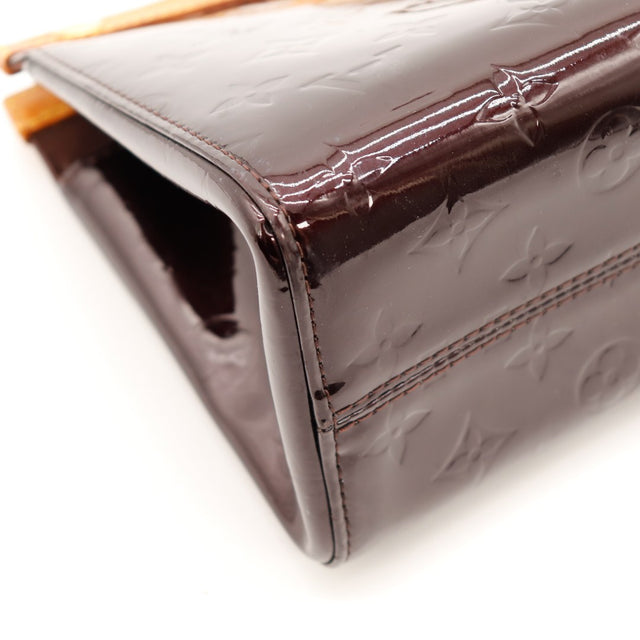 Détail coin inférieur Louis Vuitton Roxbury Drive Vernis amarante — AMANA Vintage