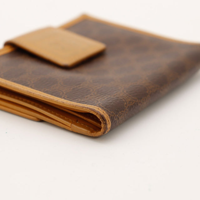 Vue de cote dos portefeuille Celine Macadam details cuir camel — AMANA Vintage
