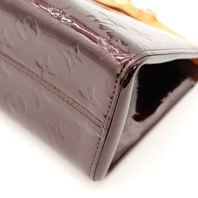 Détail coin latéral vernis craquelures Louis Vuitton Roxbury Drive amarante — AMANA Vintage