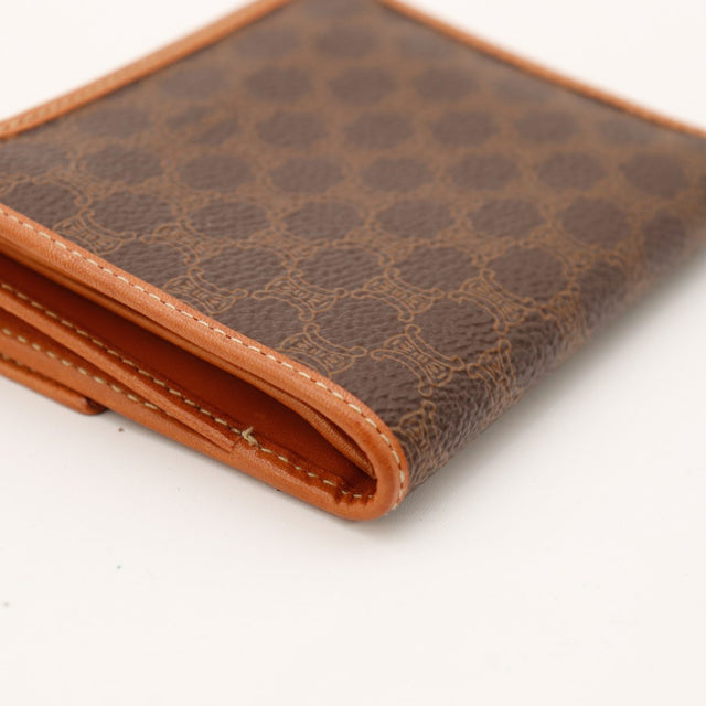 Detail bord inferieur portefeuille Celine Macadam cuir caramel vintage — AMANA Vintage