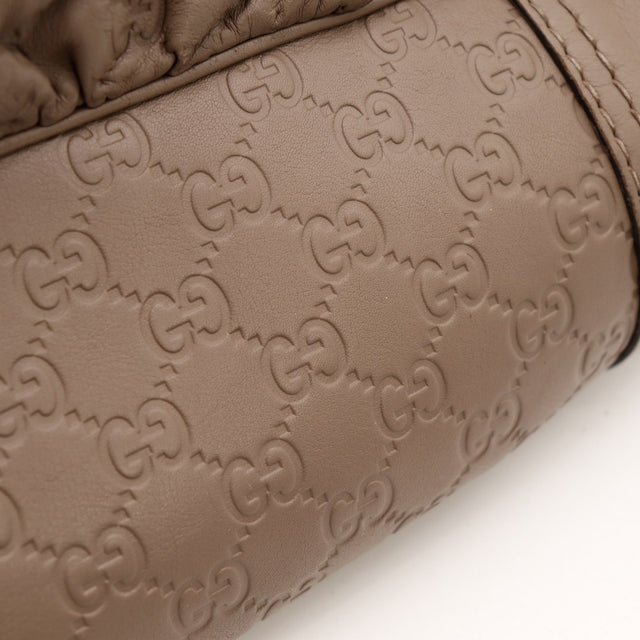 Détail intérieur sac Gucci Hobo avec étiquette Gucci Made in Italy — AMANA Vintage