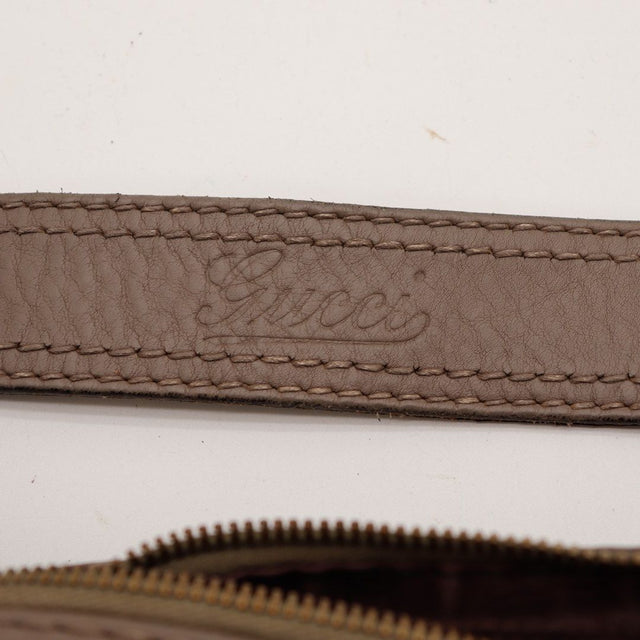 Détail macro cuir Guccissima embossé Gucci Hobo taupe — AMANA Vintage