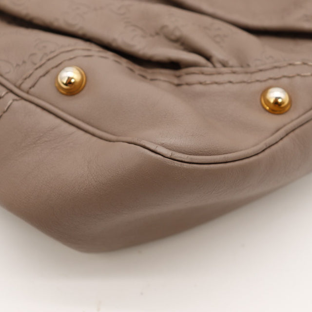 Détail coin inférieur sac Gucci Hobo Guccissima avec rivets dorés et usure légère — AMANA Vintage