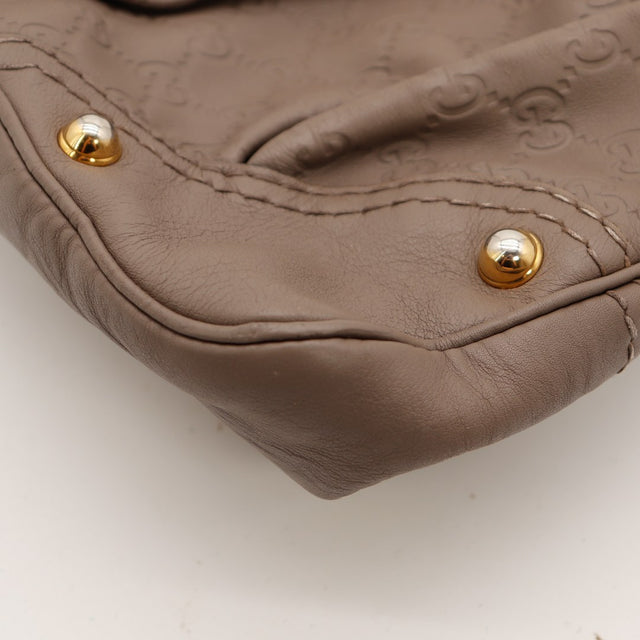 Détail coin inférieur droit sac Gucci Hobo Guccissima taupe — AMANA Vintage