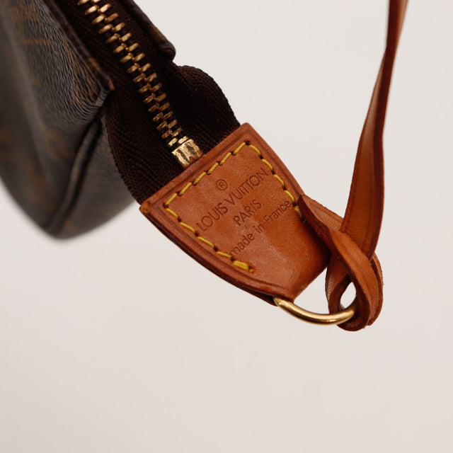 Détail languette vachette Louis Vuitton Paris made in France Pochette Accessoires — AMANA Vintage