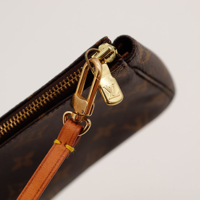 Détail mousqueton et tirette dorés Pochette Accessoires Louis Vuitton — AMANA Vintage