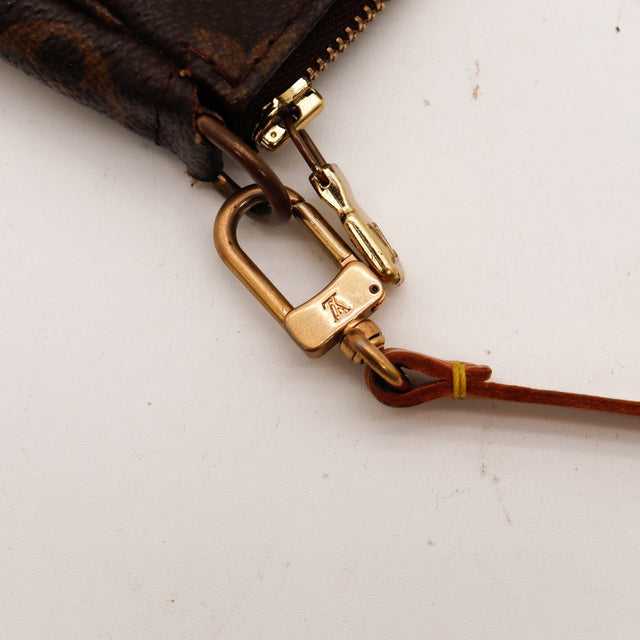 Détail cadenas et mousqueton dorés Pochette Accessoires Louis Vuitton occasion — AMANA Vintage