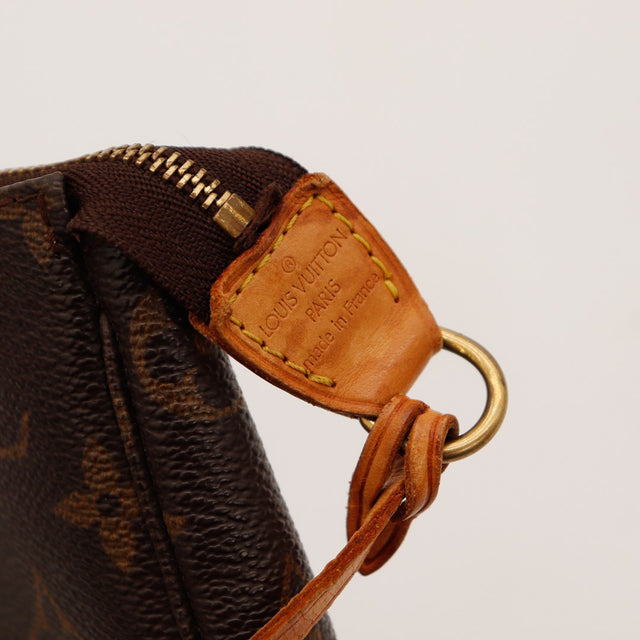 Détail tab vachette estampillé Louis Vuitton Paris made in France — AMANA Vintage